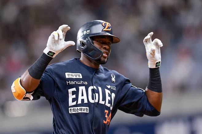 한화 플로리얼이 지난 5월9일 키움전에서 홈런을 친 뒤 세리머니 하고 있다. 연합뉴스