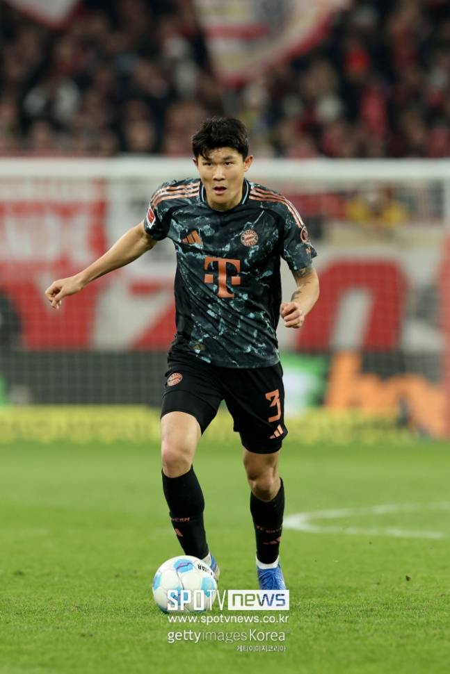 ▲ 감독이 경질되고 후임으로 뱅상 콤파니 감독이 등장했다. 콤파니 감독은 김민재에게 무한한 신뢰를 보냈고, 그는 다시 주전 자리를 꿰찼다. 다만 무리한 연속 출전은 변수였다. 시즌을 앞두고 같은 센터백인 이토 히로키와 요시프 스타니시치가 동시에 부상을 당했다.