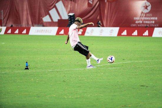 ▲ 어린 시절부터 빠르게 잠재력을 인정받은 야말은 2023년, 15세의 나이로 스페인 라리가 데뷔전을 치르며 구단 최연소 데뷔 선수라는 기록을 세웠다. 이어 성인 무대에서도 능력을 입증하며 점차 주전 자리를 꿰찬 그는 이제 명실상부한 바르셀로나의 에이스가 됐다. ⓒ 시나스포츠