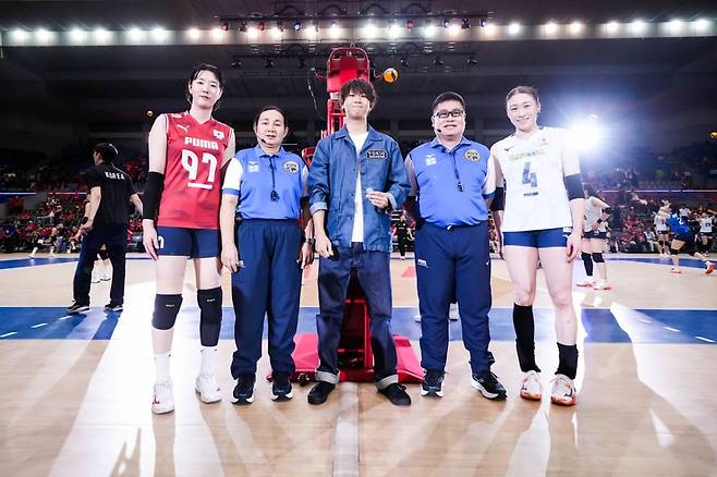 10일 일본 지바에서 열린 2025 국제배구연맹(FIVB) 발리볼네이션스리그(VNL) 경기를 앞둔 강소휘(왼쪽) 등 양 팀 주장과 심판진. /사진=FIVB 제공