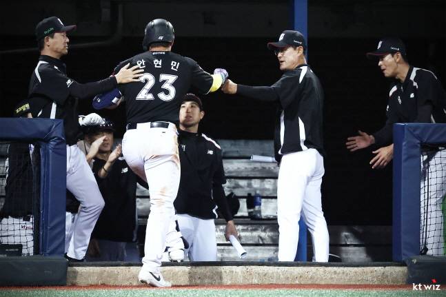 홈런을 친 안현민(왼쪽에서 2번째)과 하이파이브를 하는 이강철 감독. /사진=KT 위즈 제공