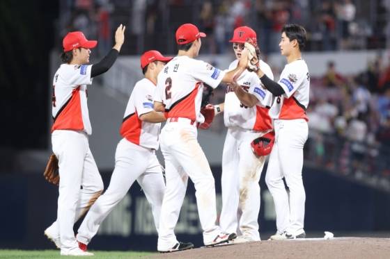 5일 광주 롯데전에서 승리한 뒤 기뻐하는 KIA 타이거즈 선수들. /사진=KIA 타이거즈 제공