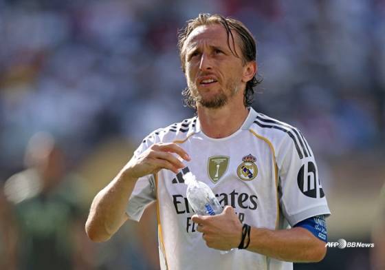 루카 모드리치가 지난 10일(한국시각) 미국 뉴저지주 이스트러더퍼드의 메트라이프 스타디움에서 열린 레알 마드리드 대 PSG의 '2025 국제축구연맹(FIFA) 클럽 월드컵' 4강전 도중 목을 축이고 있다. /AFPBBNews=뉴스1