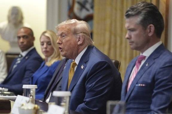 도널드 트럼프 미국 대통령(가운데)이 7월 8일(현지 시간) 백악관 내각회의에서 발언하고 있다. 뉴시스
