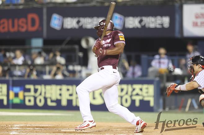 10일 서울 잠실야구장에서 열린 2025 신한 SOL 뱅크 KBO리그 LG 트윈스와 키움 히어로즈 간의 경기, 키움 스톤 개릿이 9회초 2사 1, 2루에서 경기 균형을 깨는 1타점 적시타를 터트렸다. 키움 히어로즈