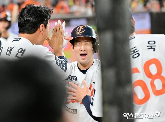 9일 오후 대전 한화생명 볼파크에서 열린 '2025 신한 SOL Bank KBO리그' KIA 타이거즈와 한화 이글스의 경기, 4회말 2사 1,3루 한화 최재훈이 스리런 홈런을 날린 후 기뻐하고 있다. 대전, 김한준 기자
