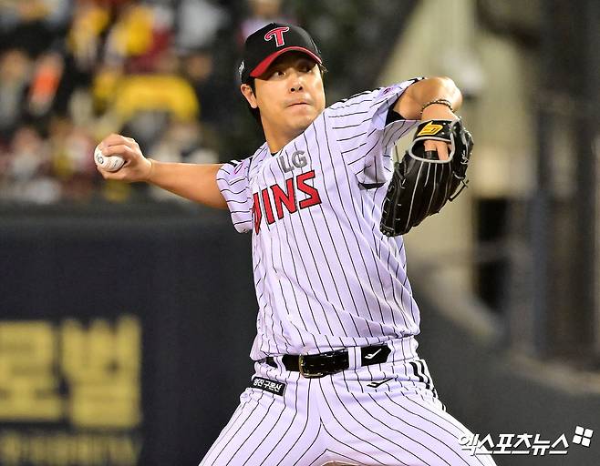 지난 3월 25일 오후 서울 송파구 잠실야구장에서 열린 '2025 신한 SOL Bank KBO리그' 한화 이글스와 LG 트윈스의 경기, 8회초 LG 김진성이 공을 힘차게 던지고 있다. 엑스포츠뉴스 DB