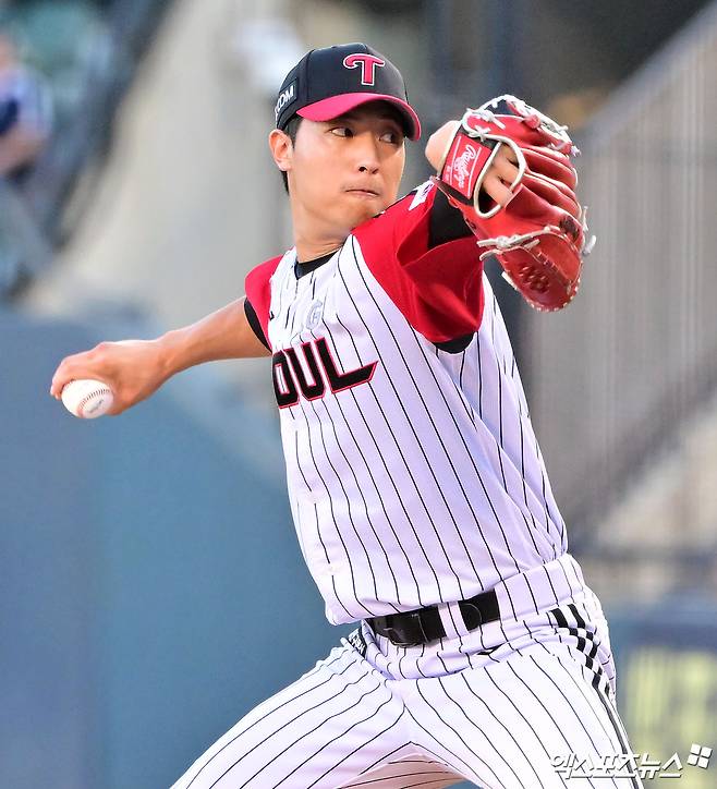 지난 6월 29일 오후 서울 송파구 잠실야구장에서 열린 '2025 신한 SOL Bank KBO리그' KIA 타이거즈와 LG 트윈스의 경기, 8회초 LG 이정용이 공을 힘차게 던지고 있다. 엑스포츠뉴스 DB