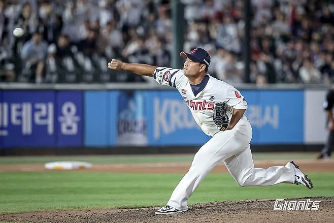 롯데 자이언츠 베테랑 우완 김상수가 10일 부산 사직야구장에서 열린 2025 신한 SOL Bank KBO리그 두산 베어스와의 팀 간 12차전에서 9회초 등판 후 몸 상태에 이상을 호소한 뒤 교체됐다. 사진 롯데 자이언츠