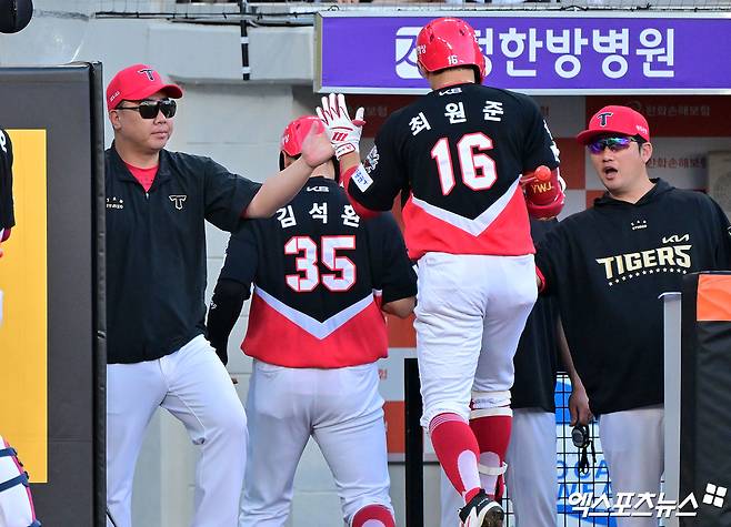 9일 오후 대전 한화생명 볼파크에서 열린 '2025 신한 SOL Bank KBO리그' KIA 타이거즈와 한화 이글스의 경기, 2회초 1사 만루 KIA 최원준이 1타점 희생플라이 타구를 날린 후 이범호 감독의 격려를 받고 있다. 엑스포츠뉴스 DB