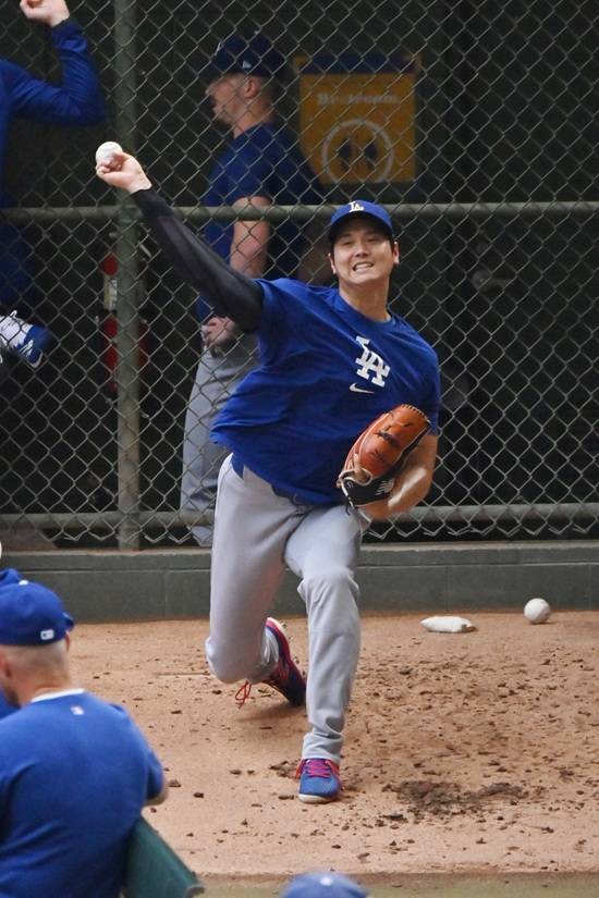 일본 언론이 LA 다저스 오타니 쇼헤이의 이도류 복귀 뒤 타격 부진과 팀 추락에 대한 부진을 강하게 지적했다. 오타니의 지명 타자 자리를 다른 베테랑 타자들에게 양보해야 한단 주장까지 나왔다. 연합뉴스