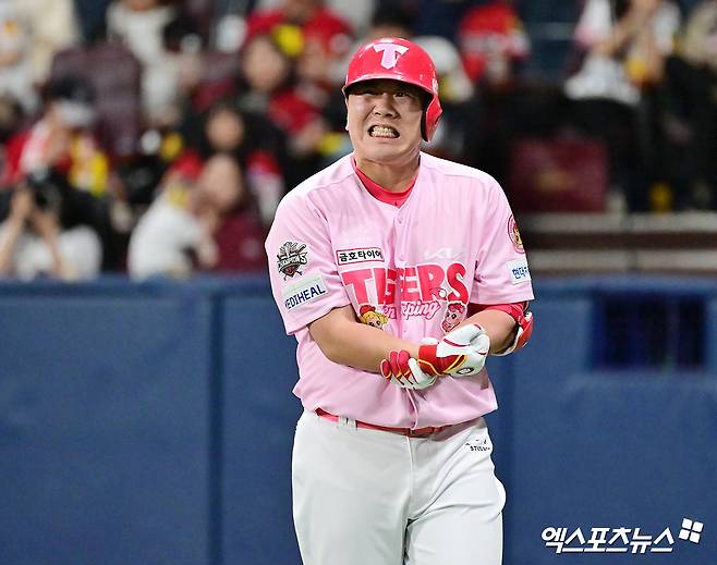 5일 오후 서울 구로구 고척스카이돔에서 열린 '2025 신한 SOL Bank KBO리그' KIA 타이거즈와 키움 히어로즈의 경기, 8회초 1사 KIA 이우성이 사구에 맞은 후 고통을 호소하고 있다. 엑스포츠뉴스 DB