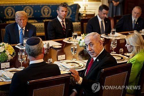 7일(현지시간) 백악관 만찬장의 트럼프 미국 대통령과 네타냐후 이스라엘 총리 [EPA 연합뉴스 자료사진. 재판매 및 DB 금지]