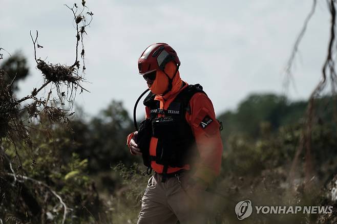 지난 8일 미 텍사스주 커 카운티에서 구조대가 실종자를 수색하는 모습 [EPA=연합뉴스. 재판매 및 DB 금지]