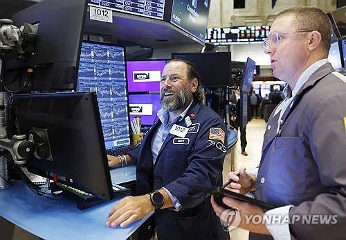 뉴욕증권거래소의 트레이더 [UPI 연합뉴스 자료사진. 재판매 및 DB 금지]