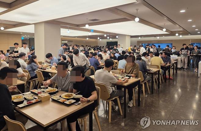 '가성비 맛집' 구내식당 (서울=연합뉴스) 이승연 기자 = 지난 8일 낮 12시 서울 여의도 한 회사의 구내식당에 직장인들이 줄을 서고 있다. 2025.7.11