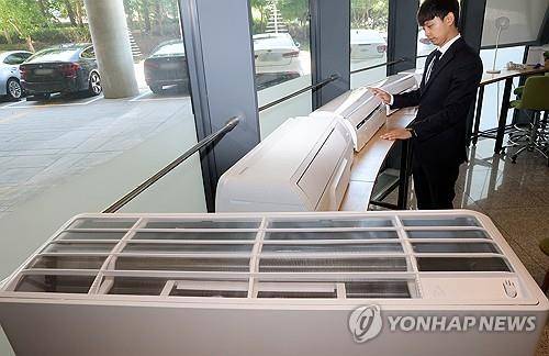 벽걸이형 에어컨 제품 비교해보니 한국소비자원 직원이 6월23일 성능 시험을 진행한 벽걸이형 에어컨 제품을 살펴보고 있다[연합뉴스 자료사진]