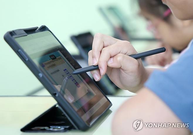 디지털교과서로 수학 배우는 초등학생 [연합뉴스 자료사진]