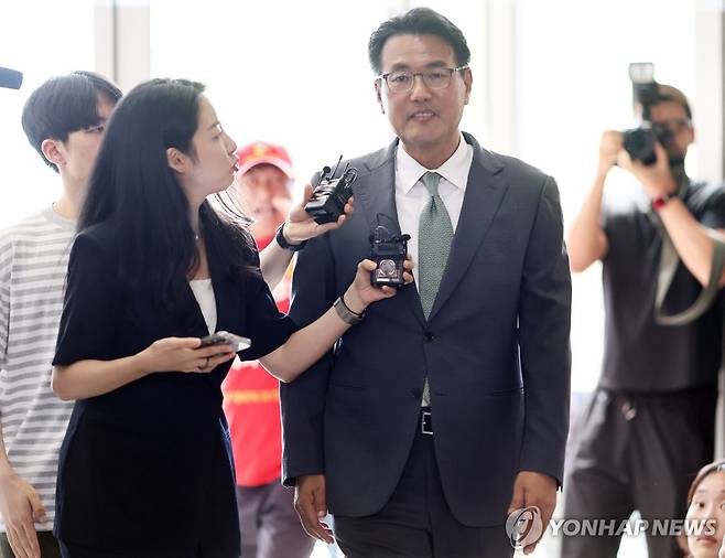 순직해병 특검팀 출석하는 김태효 (서울=연합뉴스) 윤동진 기자 = 윤석열 정부 외교라인 핵심 인사인 김태효 전 국가안보실 1차장이 11일 피의자 신분으로 조사를 받기 위해 서울 서초구 순직해병 특검팀 사무실로 들어서고 있다. 2025.7.11 mon@yna.co.kr