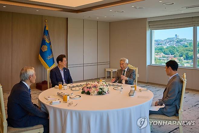이재명 대통령 언론인 오찬 (서울=연합뉴스) 이재명 대통령이 11일 서울 용산 대통령실 청사에서 정규재 전 한국경제신문 주필, 조갑제 '조갑제닷컴' 대표와 오찬 자리를 갖고 있다. 2025.7.11 [대통령실 제공. 재판매 및 DB 금지] photo@yna.co.kr