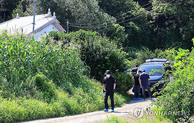 현장 수습하는 경찰 (인천=연합뉴스) 임순석 기자 = 부모와 형 일가족 3명이 살해된 경기 김포 한 주택에서 11일 경찰이 현장 수습하고 있다. 
    경기 김포경찰서는 살인 혐의로 30대 A씨를 붙잡아 조사 중이라고 11일 밝혔다. A씨는 전날 오전 김포시 한 단독주택에서 60∼70대 부모와 30대 형 등 일가족 3명을 흉기로 살해한 혐의를 받고 있다. 2025.7.11 soonseok02@yna.co.kr