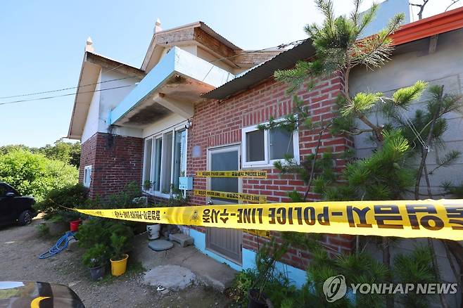 일가족 3명 살해된 주택에 설치된 폴리스라인 (김포=연합뉴스) 임순석 기자 = 부모와 형 일가족 3명이 살해된 경기 김포 한 주택 앞에 11일 폴리스라인이 설치돼 있다. 경기 김포경찰서는 살인 혐의로 30대 A씨를 붙잡아 조사 중이라고 11일 밝혔다. A씨는 전날 오전 김포시 한 단독주택에서 60∼70대 부모와 30대 형 등 일가족 3명을 흉기로 살해한 혐의를 받고 있다. 2025.7.11 soonseok02@yna.co.kr