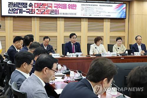 '관세전쟁' 긴급토론회에서 발언하는 송언석 원내대표     (서울=연합뉴스) 김주성 기자 = 국민의힘 송언석 비대위원장 겸 원내대표가 11일 서울 여의도 국회 의원회관에서 나경원 의원실 주최로 열린 '한미 통상협상 카운트다운, 관세전쟁 속 대한민국 국익을 위한 산업계-국회 긴급 토론회'에서 발언하고 있다. 2025.7.11 utzza@yna.co.kr (끝)