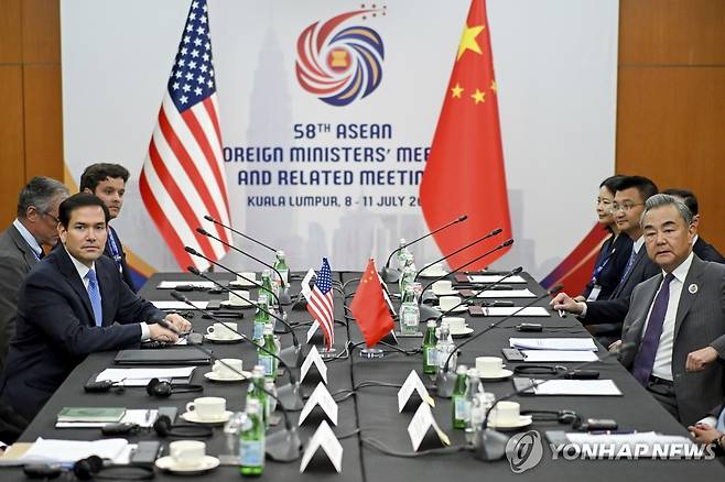 미중 외교수장 회담 (쿠알라룸푸르 AP=연합뉴스) 마코 루비오 미국 국무장관(왼쪽)과 왕이 중국공산당 중앙외사판공실 주임 겸 외교부장이 11일(현지시간) 말레이시아 쿠알라룸푸르에서 회담하고 있다. 2025.07.11