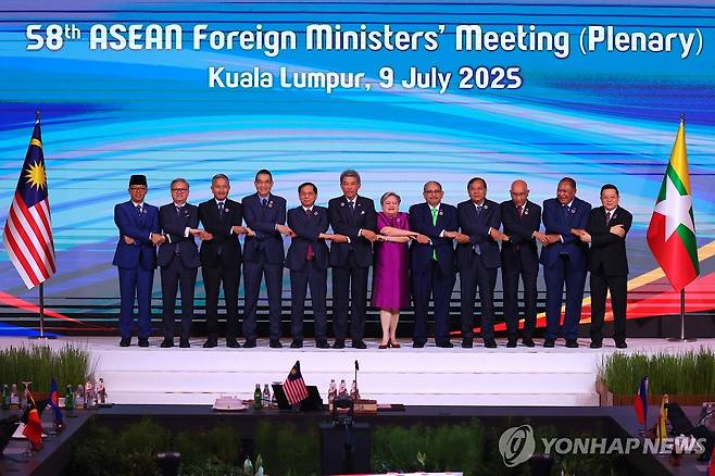 아세안 외교장관회의 지난 9일(현지시간) 말레이시아 쿠알라룸푸르에서 열린 아세안(ASEAN·동남아시아국가연합) 외교장관회의 참석자들이 손을 맞잡은 모습. 2025.07.11
[EPA 연합뉴스 자료사진. 재판매 및 DB 금지]