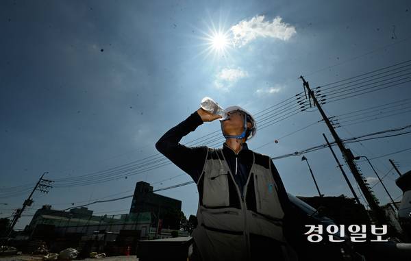 폭염이 이어진 9일 오후 용인시 처인구의 한 공사현장에서 인부가 물을 마시며 더위를 식히고 있다. 2025.7.9 /최은성기자 ces7198@kyeongin.com