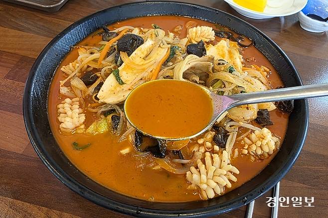 국물 한 숟갈에 새콤·달콤·매콤함이 다 있다. /황성규기자 homerun@kyeongin.com