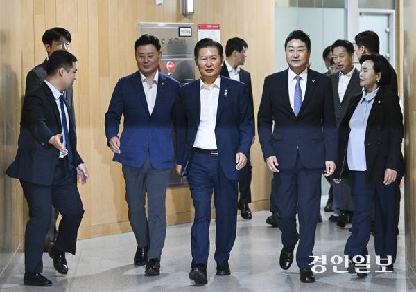 정청래 더불어민주당 당대표 후보가 2일 오전 경기도의회를 방문하고 있다. 2025.7.2 /이지훈기자 jhlee@kyeongin.com