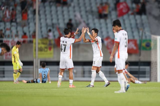 12일 천안종합운동장에서 열린 '하나은행 K리그2 2025' 20라운드 천안과 화성FC의 경기는 원정팀 화성의 3대 2 승리로 끝났다. 화성 선수들이 경기 종료 후 기뻐하고 있다. 한국프로축구연맹 제공.
