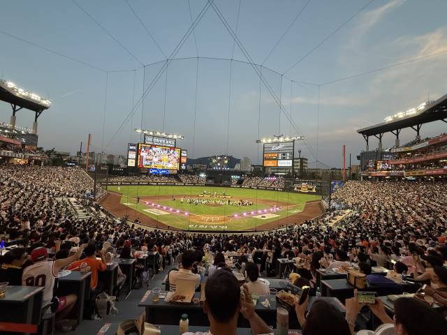 12일 대전한화생명파크에서 열린 '2025 신한 SOL뱅크 KBO 올스타전'에서 CGV 클리닝타임쇼가 진행됐다. 사진=서유빈 기자