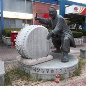 국창 임방울 선생상(광산문화예술회관 앞)