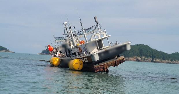 고흥군 지죽도 해상에서 12일 오후 9.77ｔ급 낚시어선이 암초에 좌초됐다. <여수해경 제공>