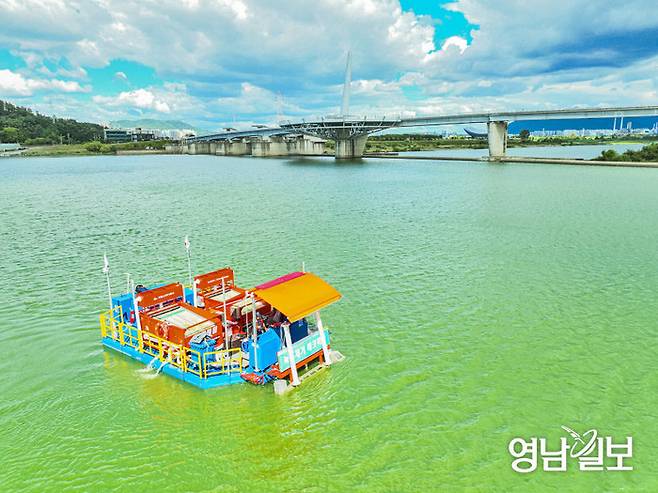 지난해 여름, 낙동강 강정고령보 인근에서 수자원공사 녹조 제거선이 녹조 확산을 막기 위해 작업을 벌이고 있다.<영남일보 DB>