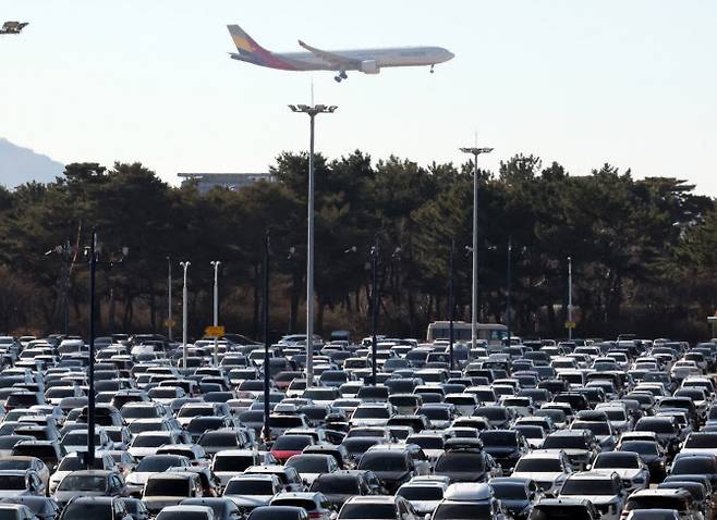 설 명절 연휴를 앞둔 지난 1월 23일 인천국제공항 제1여객터미널 장기주차장이 이용객 차량으로 꽉 차 있다.(사진=연합뉴스)