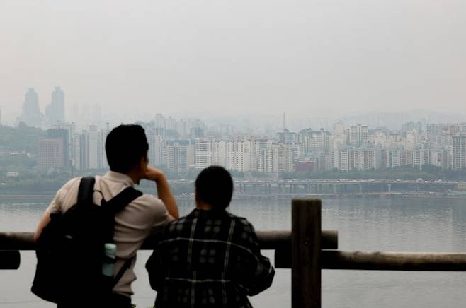 구름이 많아 흐린 날씨를 보인 지난 5월 서울 마포구 하늘공원에서 시민들이 한강변을 바라보고 있다. (사진=연합뉴스)