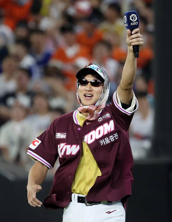 12일 대전 한화생명 볼파크에서 열린 2025 신한 SOL뱅크 KBO 올스타전. 7회초 마운드에 오른 나눔 주승우가 마운드에서 노래를 부르고 있다. 사진=연합뉴스