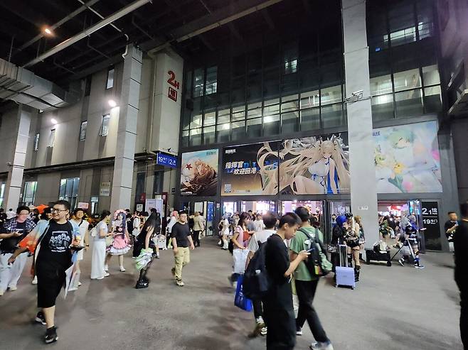 - 컨벤션 센터 내부는 정말 넓다&nbsp;