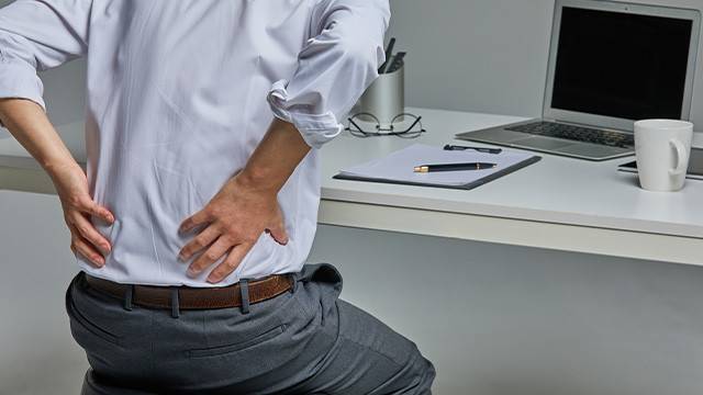 같은 자세를 오래 유지하면 근육이 뭉치고 디스크에 지속적인 압력이 가해진다｜출처: 게티이미지뱅크