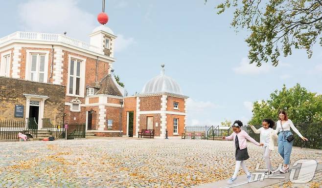 한 모녀가 영국 런던 그리니치 천문대 안의 '본초자오선'(경도 0도) 위를 걸어가고 있다. (Visitgreenwich) ⓒ 뉴스1