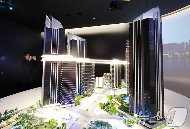 서울 용산구 베르가모에 위치한 홍보관에 복합 주거지역단지 모형이 전시돼 있다. /뉴스1 ⓒ News1 이동해 기자