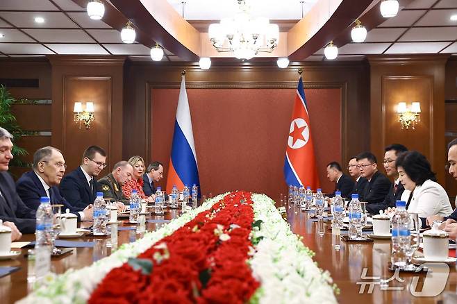 세르게이 라브로프 러시아 외무부 장관과 최선희 북한 외무상이 12일 원산에서 외무장관 회담을 갖고 있다 (출처 주북 러시아 대사관 텔레그램)