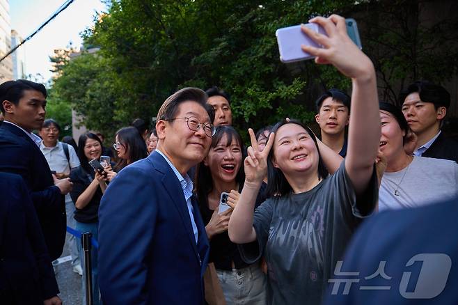 이재명 대통령이 지난 11일 저녁 서울 종로구의 한 고깃집에서 직원들과 퇴근길 외식을 하기 위해 이동하던 중 시민들과 소통하고 있다. (이재명 대통령 SNS. 재판매 및 DB 금지) 2025.7.12/뉴스1 ⓒ News1 이재명 기자