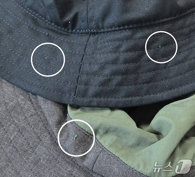 충주 탄금호 물놀이장 이용객 수영모자에 묻은 파란색  고무 조각. 세탁 후 촬영.(독자 제공. 재판매 및 DB금지)/뉴스1