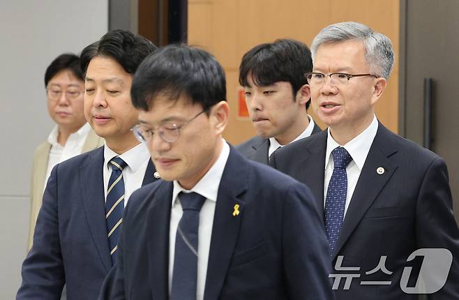 김영호 국회 교육위원장(왼쪽부터), 박주민 보건복지위원장, 이선우 대한의과대학·의학전문대학원학생회 비상대책위원장, 김택우 대한의사협회장이 12일 오후 서울 용산구 대한의사협회에서 의과대학 교육 정상화를 위한 공동 성명서를 발표하기 위해 브리핑룸으로 입장하고 있다. 2025.7.12/뉴스1 ⓒ News1 신웅수 기자