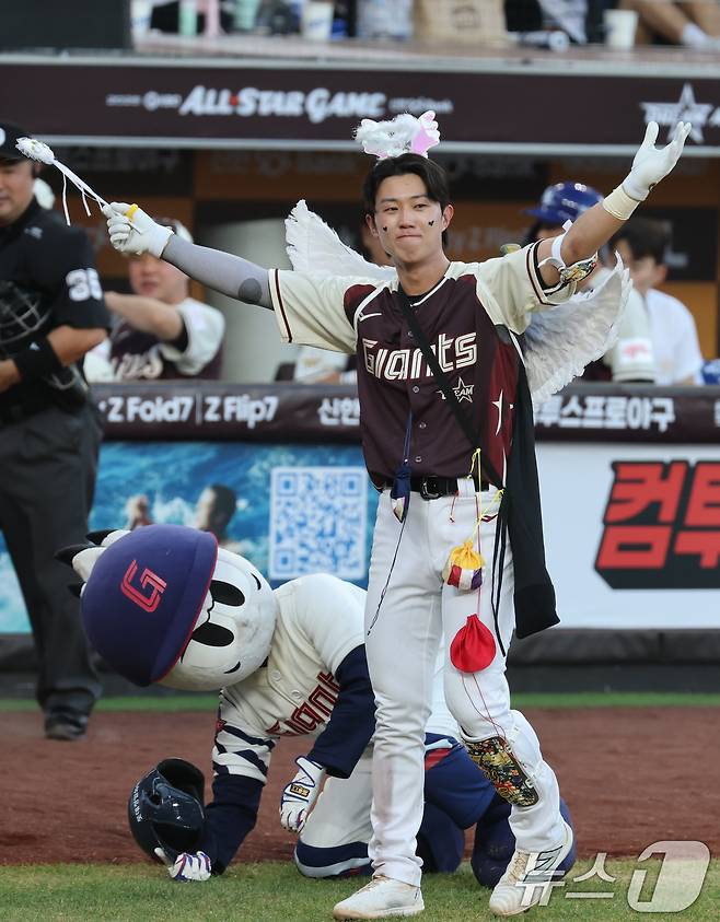 12일 오후 대전 한화생명볼파크에서 열린 '2025 신한 SOL Bank KBO 올스타전'에서 전민재가 퍼포먼스를 선보이고 있다. 2025.7.12/뉴스1 ⓒ News1 김기태 기자