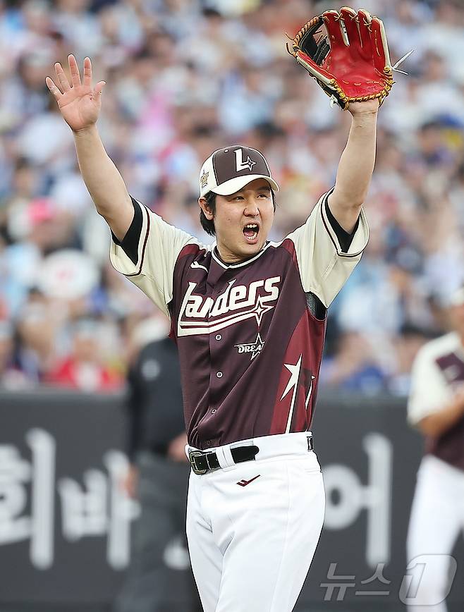 12일 대전 한화생명 볼파크에서 열린 ‘2025 신한 SOL뱅크 KBO 올스타전’에서 투수로 깜짝 등판한 최정이 디아즈의 호수비가 나오자 두 손을 들며 환호하고 있다. 2025.7.12/뉴스1 ⓒ News1 김진환 기자